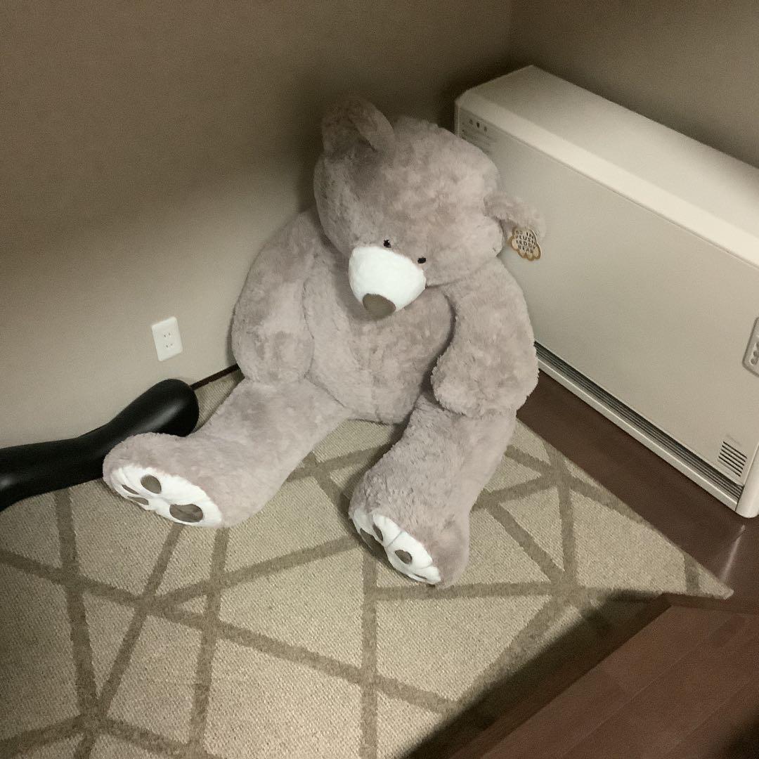 大きなグレーのクマのぬいぐるみ