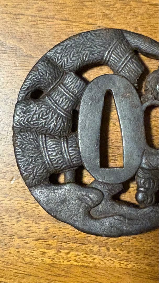 武具　刀装具　刀鍔　在名彦根住　馬に武将図　透かし鉄地　箱付　骨董品