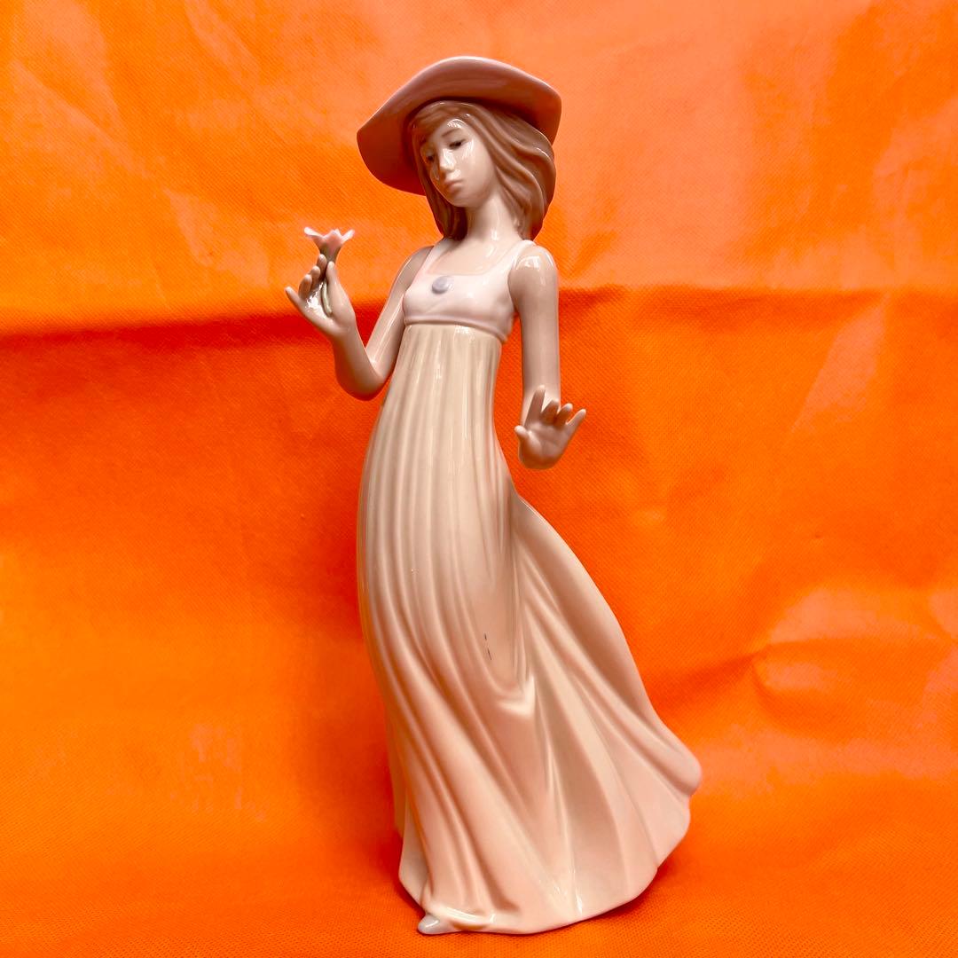 リアドロ　ナオ　一輪の花を持つ女性