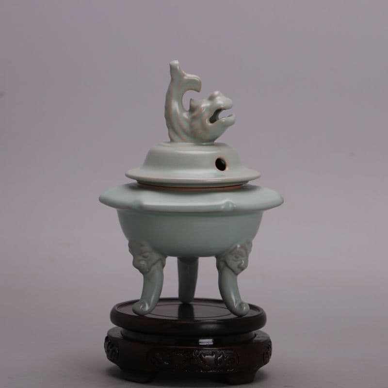 中国　汝窯 三足蓋香炉  竜魚 天青釉  工芸品  美術品 置物