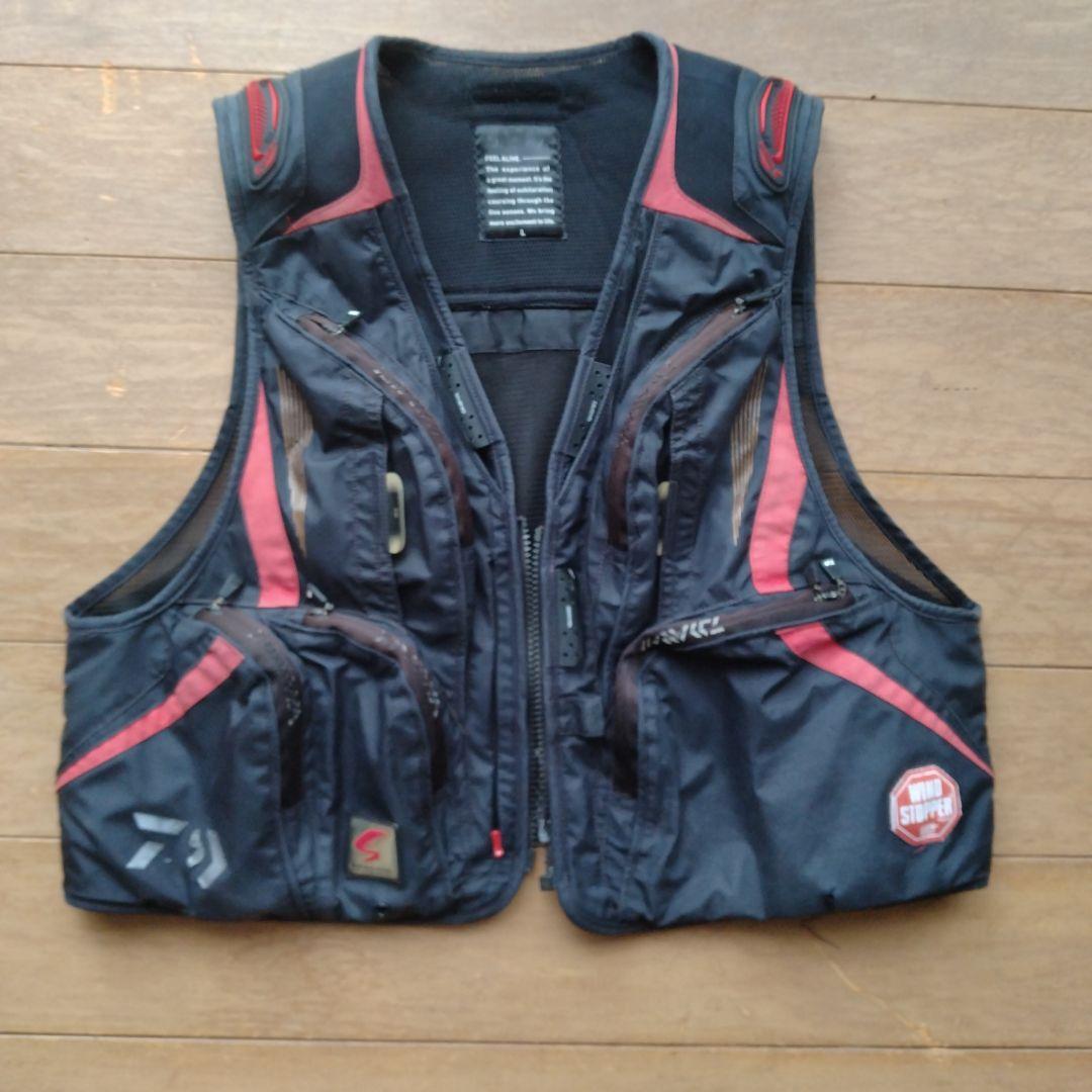 ダイワ スペシャル鮎フィッシングベスト 黒/赤