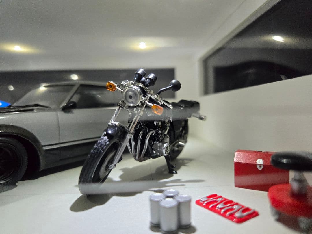 照明付きガレージ（整備道具付き）　フェアレディZ　スカイライン　バイク　1/24