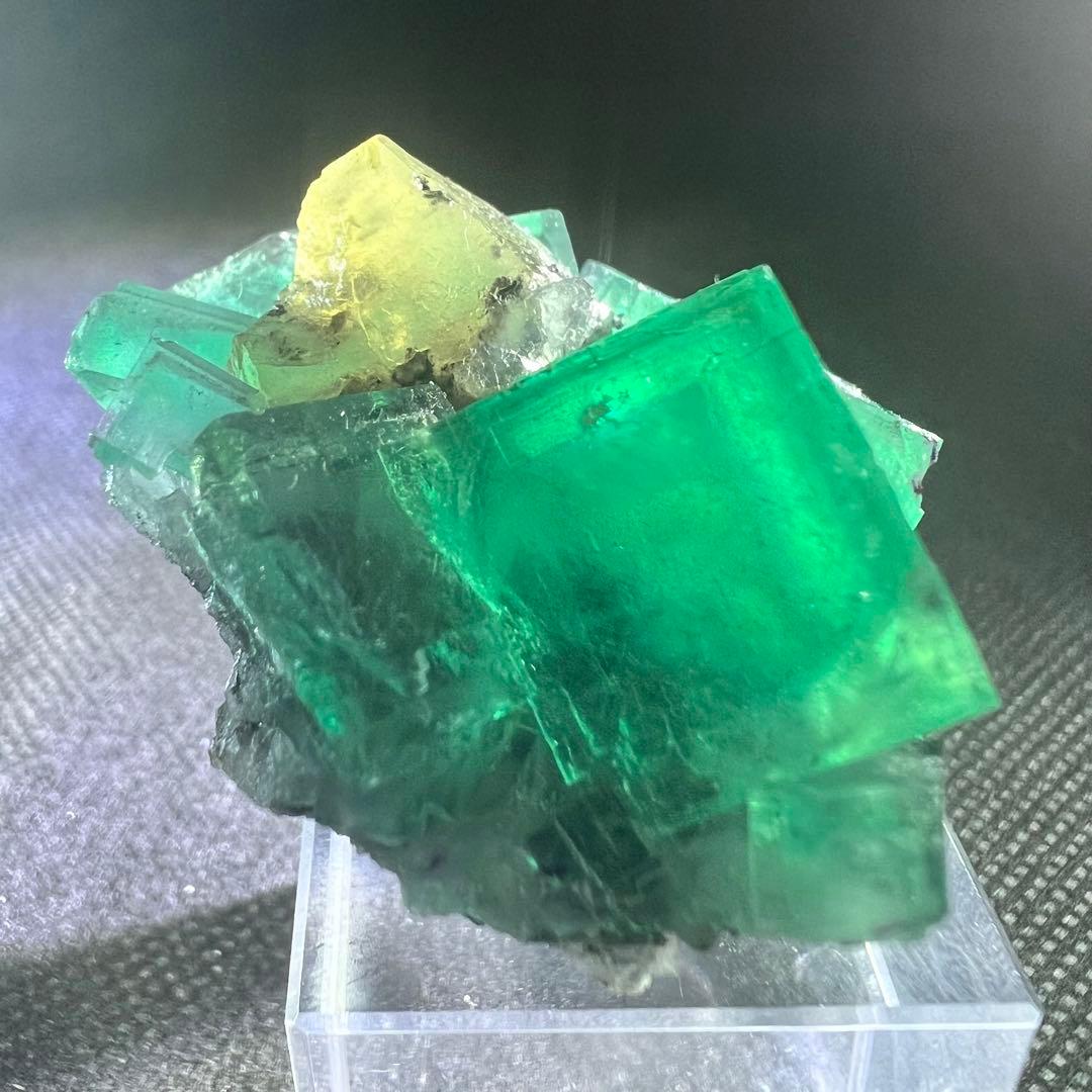 ヤオガンシャン産　カルサイト共生「孔雀緑」「ピーコックグリーン」フローライト
