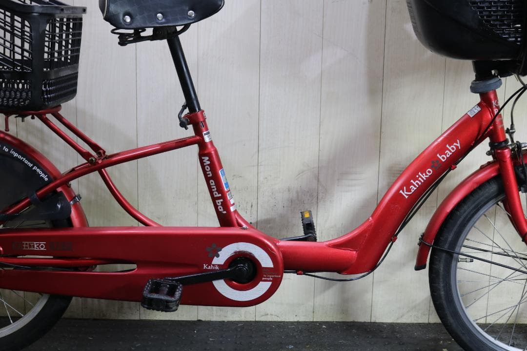 赤いシティサイクル チャイルドシート付き