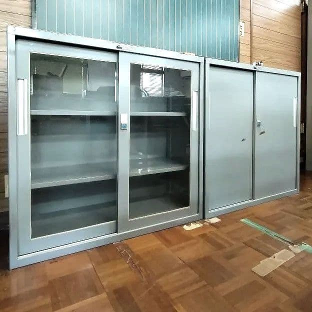 プラス製スチールキャビネット2棚 ＆ガラス扉 3棚　鍵付き2点セット中古